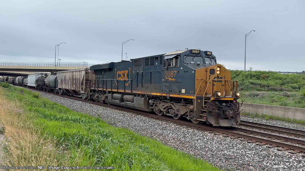 CSX 3087 leads M370.